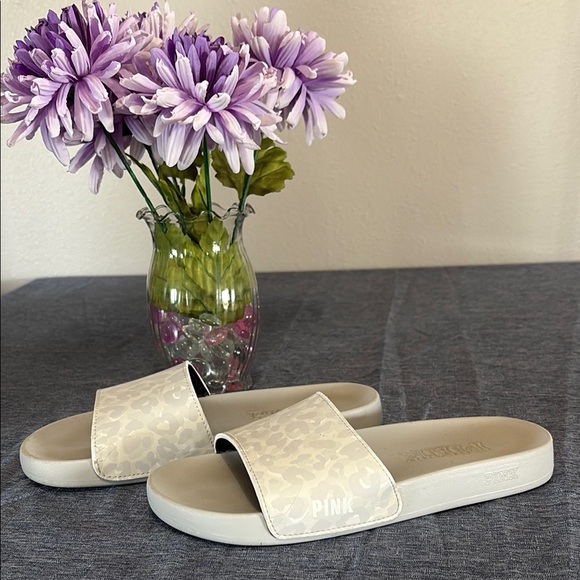 Pink Women’s Size 8.5 Gray/White Cheetah Print Slides - Picture 1 of 4